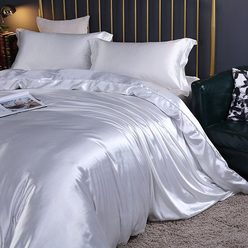 Complete luxe zijden beddengoedset in een slaapkamer, voor optimaal slaapcomfort en elegantie.