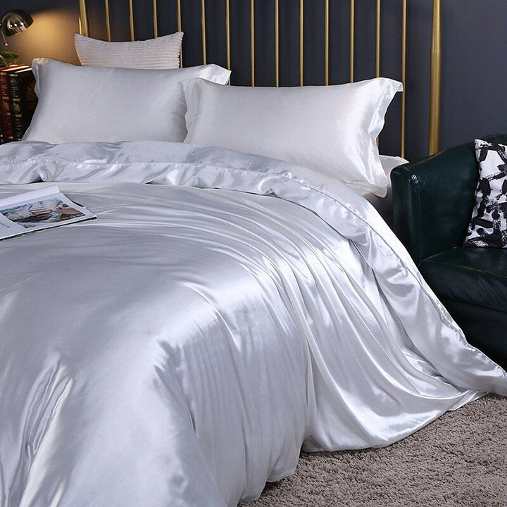 Complete luxe zijden beddengoedset in een slaapkamer, voor optimaal slaapcomfort en elegantie.