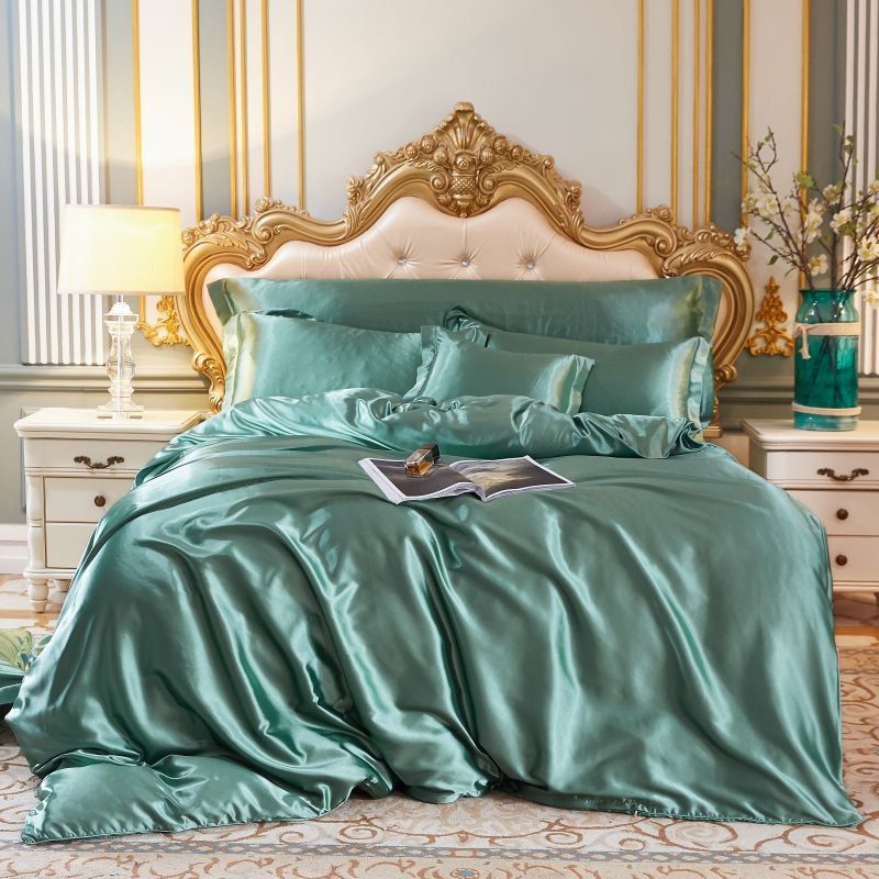 Elegant verpakt zijden beddengoed, klaar om cadeau te geven of een slaapkamer te verfraaien.