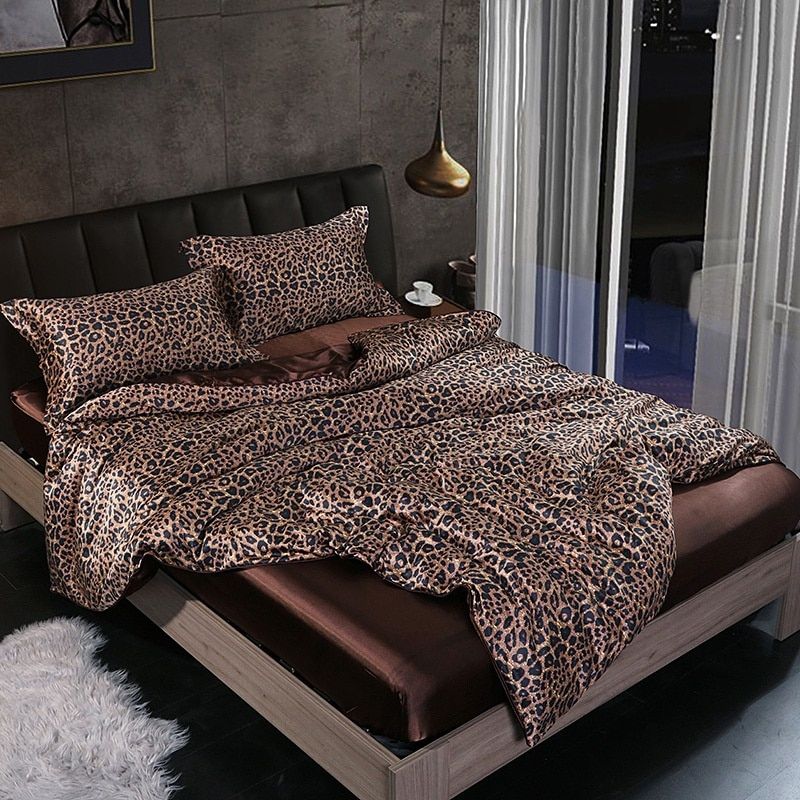 Zijden beddengoedset met subtiele glans, draagt bij aan de luxe huisdecoratie en slaapcomfort.