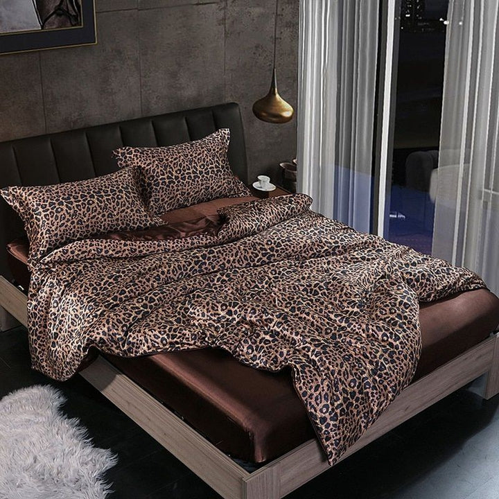Zijden beddengoedset met subtiele glans, draagt bij aan de luxe huisdecoratie en slaapcomfort.