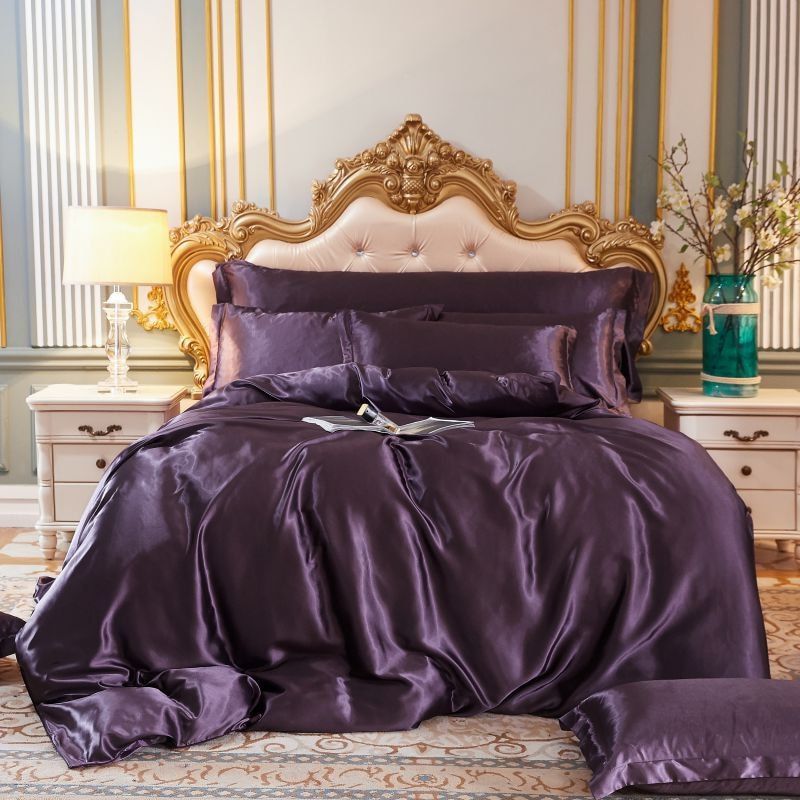 Zijden hoeslaken en bijpassende kussensloop, voor een gecoördineerde en luxueuze slaapomgeving.