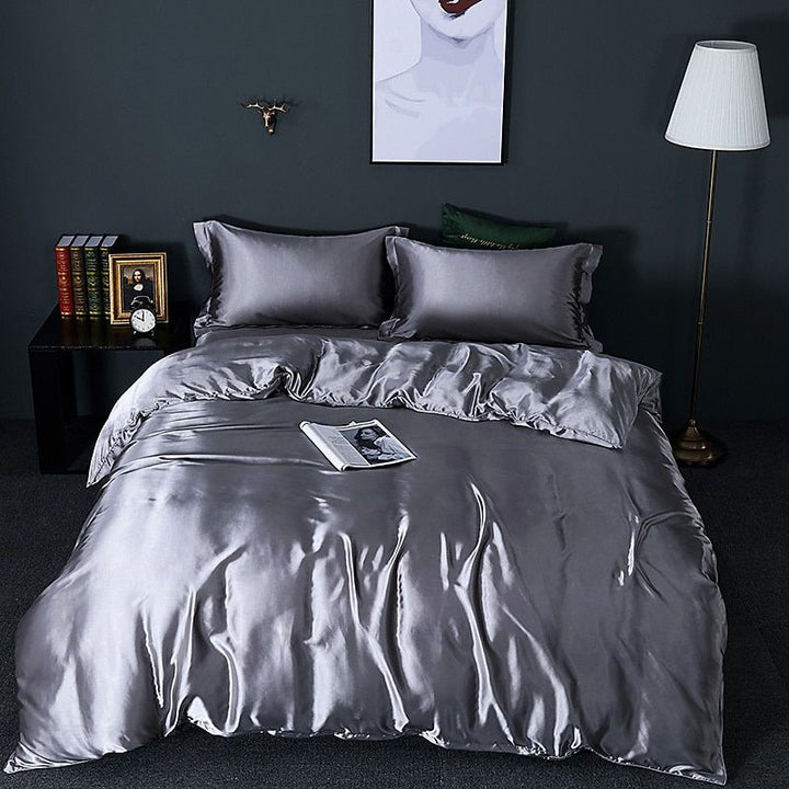 Sfeervolle slaapkamer met luxe zijden beddengoed, creëert een rustgevende en elegante sfeer.