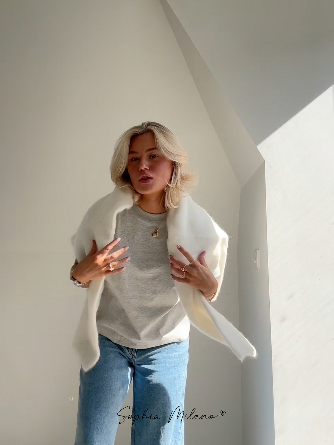 Crèmekleurige oversized mohairtrui voor dames, biedt luxueuze warmte en comfortabele elegantie, perfect voor elke stijl.