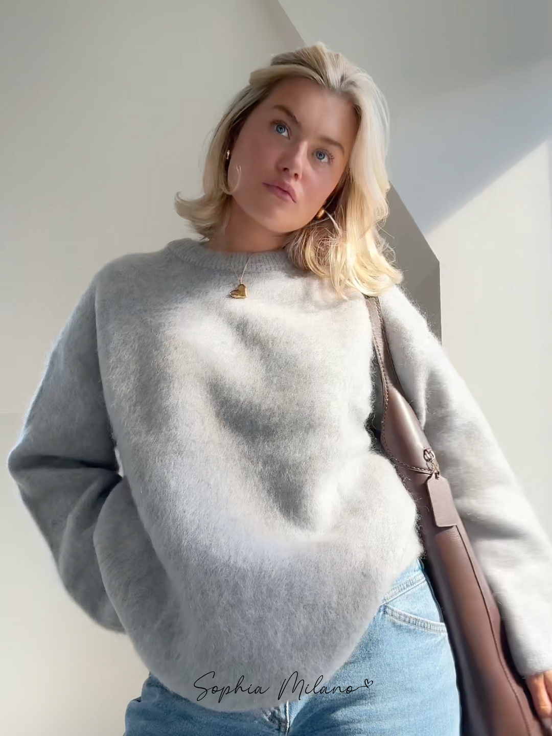 Crèmekleurige oversized mohairtrui voor dames, biedt luxueuze warmte en comfortabele elegantie, perfect voor elke stijl.