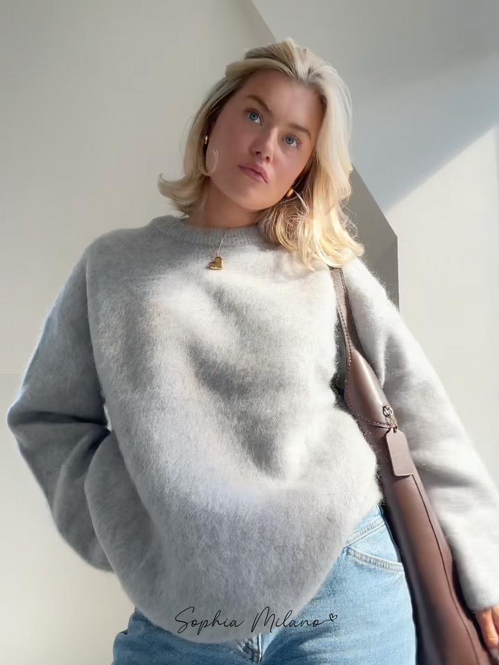 Crèmekleurige oversized mohairtrui voor dames, biedt luxueuze warmte en comfortabele elegantie, perfect voor elke stijl.