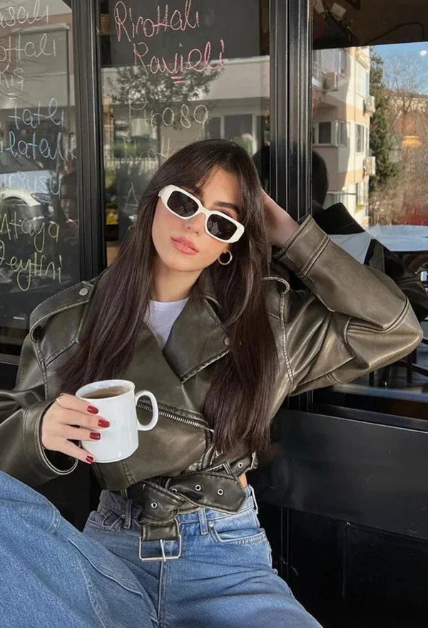 "Cropped leren damesjas met riem, zwart PU-kunstleer, trendy en duurzaam, stijlvolle uitstraling."