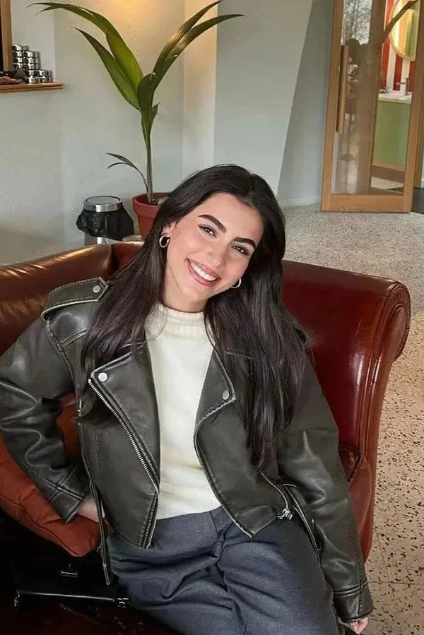 "Cropped leren damesjas met riem, zwart PU-kunstleer, trendy en duurzaam, stijlvolle uitstraling."