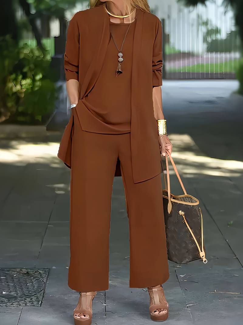 Stijlvolle dames 3-delige set in neutrale kleur. Cardigan, top en broek creëren een moeiteloze chique look.