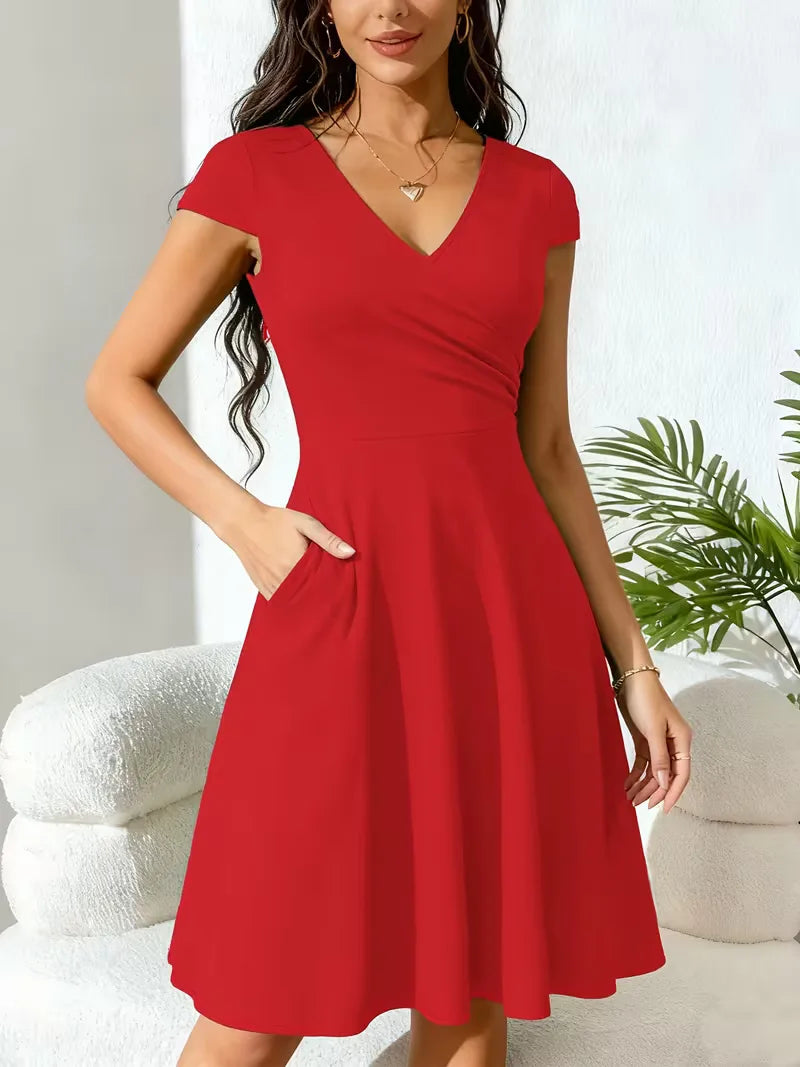 Flatterende A-lijn jurk met V-hals en korte mouwen. Knie-lengte voor een elegante look.