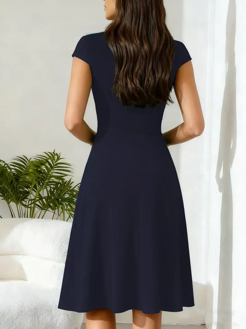 Elegante stretch A-lijn jurk met V-hals, korte mouwen en zakken. Comfortabel en chique.