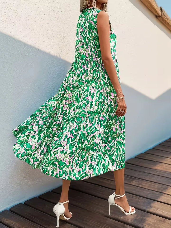 Kleurrijke A-lijn jurk met V-hals en speelse kwastjes; een must-have voor dames deze zomer.