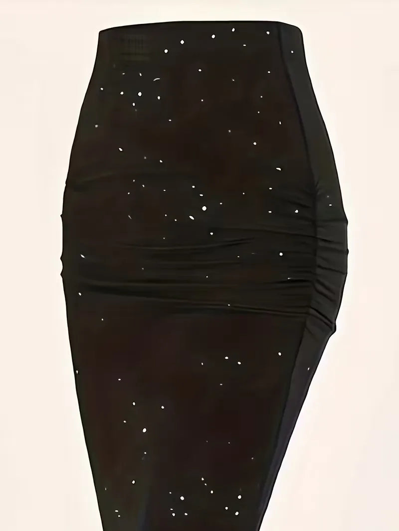 Stijlvolle zwarte A-lijn midirok voor dames met subtiele spikkels. Hoge taille, comfortabel en elegant casual.