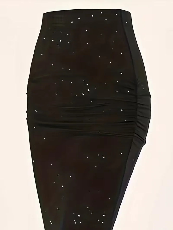 Stijlvolle zwarte A-lijn midirok voor dames met subtiele spikkels. Hoge taille, comfortabel en elegant casual.