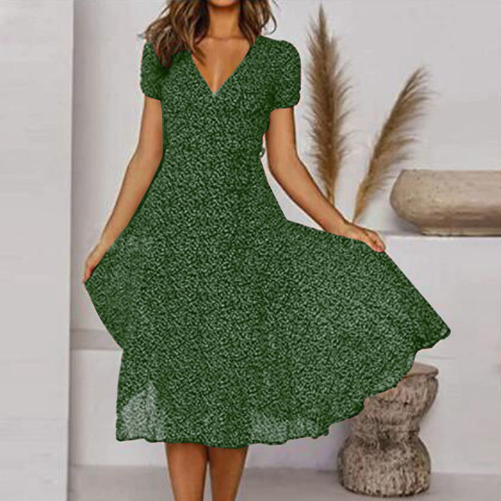 Moderne damesjurk met bloemenprint, v-hals en flatterend a-lijn silhouet voor de zomer.