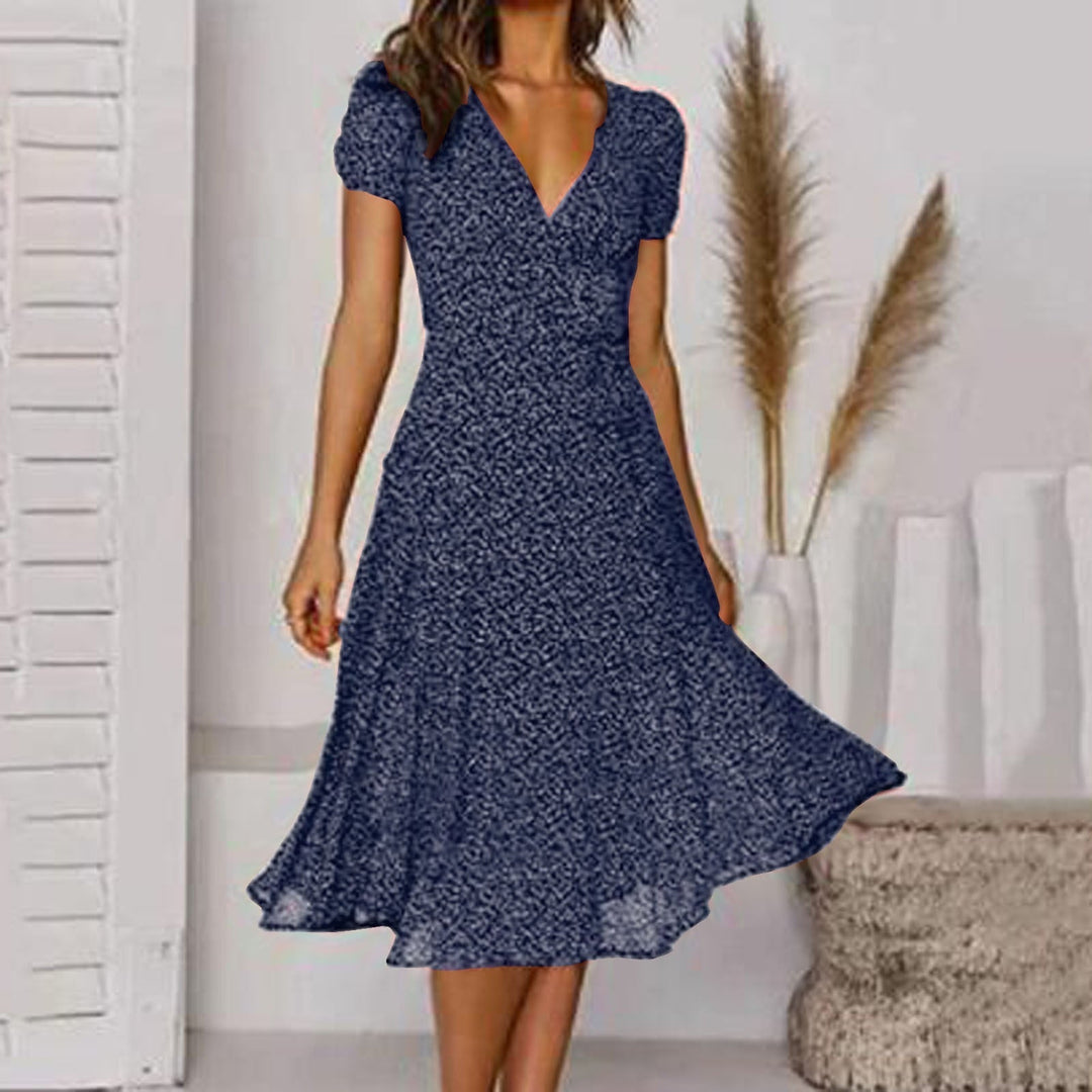 Elegante dames zomerjurk met bloemen en v-hals, een comfortabele a-lijn modekeuze.