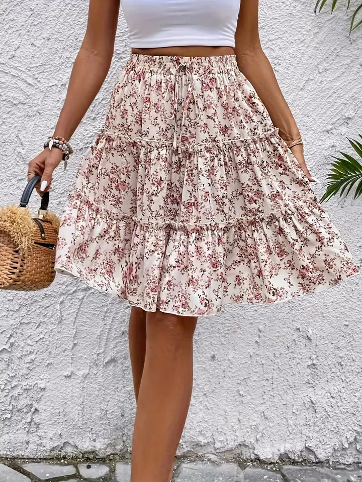 Bohemian roze A-lijn damesrok met speelse bloemenprint, stijlvol voor zomerse dagen en vakantie.