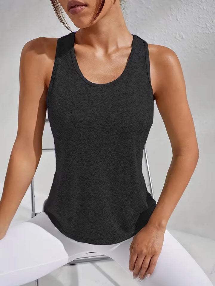 Stijlvolle dames sporttop met ademende racerback, geschikt voor fitness en yoga liefhebbers.