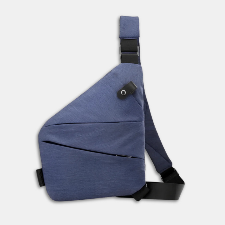 Model draagt een stijlvolle anti-diefstal crossbodytas, perfect voor stedentrips en uitjes.