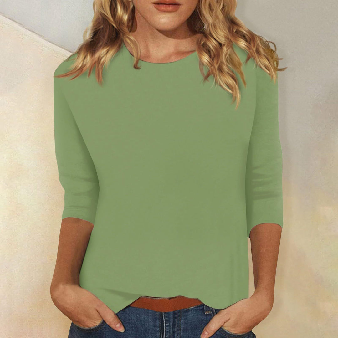 Modieuze damestop met 3/4 mouwen en ronde hals, creëert een elegante casual look.
