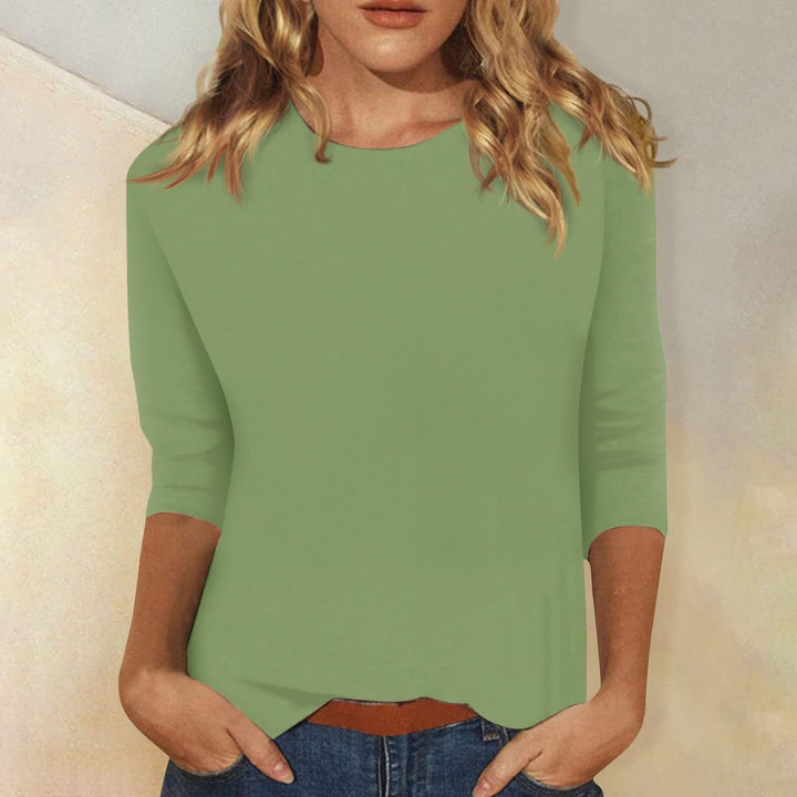 Modieuze damestop met 3/4 mouwen en ronde hals, creëert een elegante casual look.