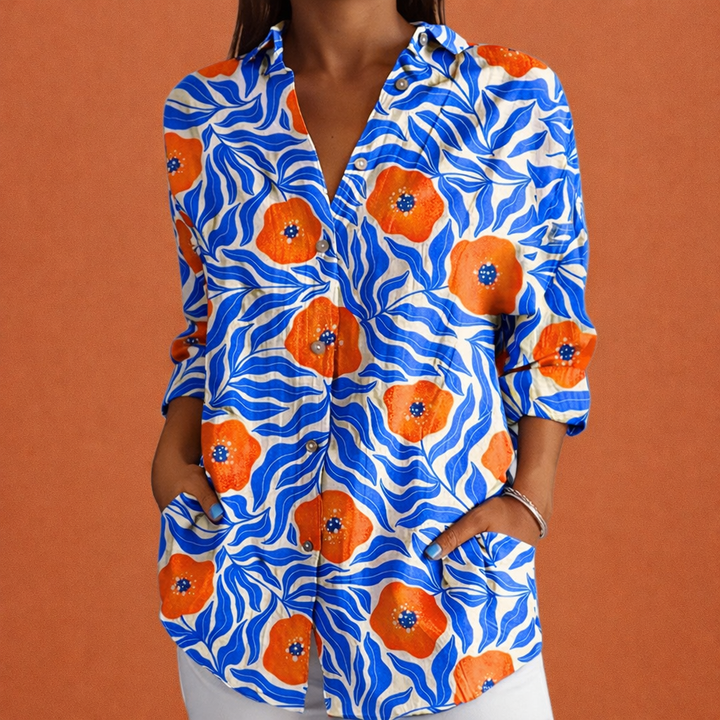 Detailfoto van bedrukte damesblouse: klassieke kraag en knoopsluiting met lange mouwen. Stijlvol en veelzijdig.
