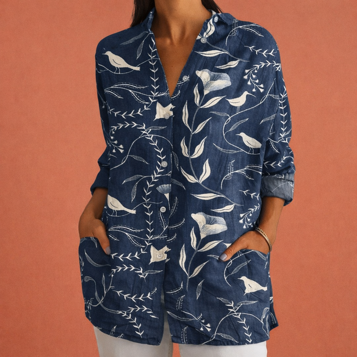 Dames modeblouse met opvallende bedrukking, klassieke kraag en knoopsluiting. Comfortabel en stijlvol voor elke dag.