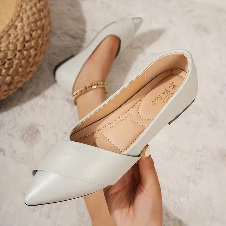 Beige puntige neus ballerina's voor dames, perfecte flats voor een stijlvolle en comfortabele outfit.