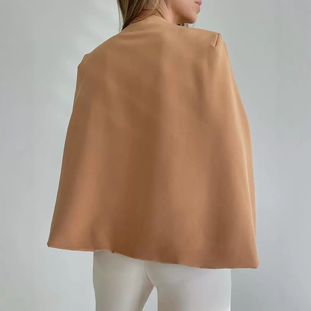 Elegante dames beige blazer, kraagloos en chic, ideaal voor zowel een zakelijke als casual lente- of zomeroutfit.