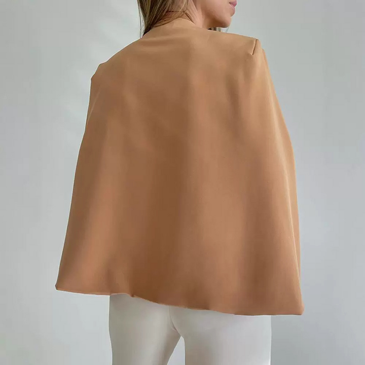 Elegante dames beige blazer, kraagloos en chic, ideaal voor zowel een zakelijke als casual lente- of zomeroutfit.