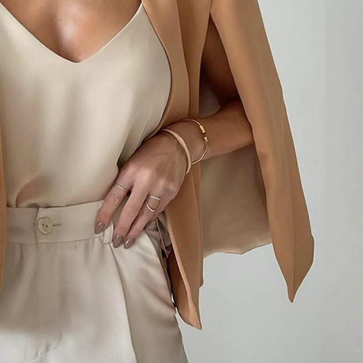 Stijlvolle kraagloze dames blazer in beige, een tijdloos kledingstuk voor een chique en comfortabele uitstraling.