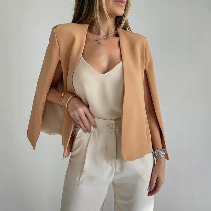 Beige kraagloze blazer voor dames, een veelzijdige en modieuze toevoeging aan je garderobe, perfect voor lente/zomer.