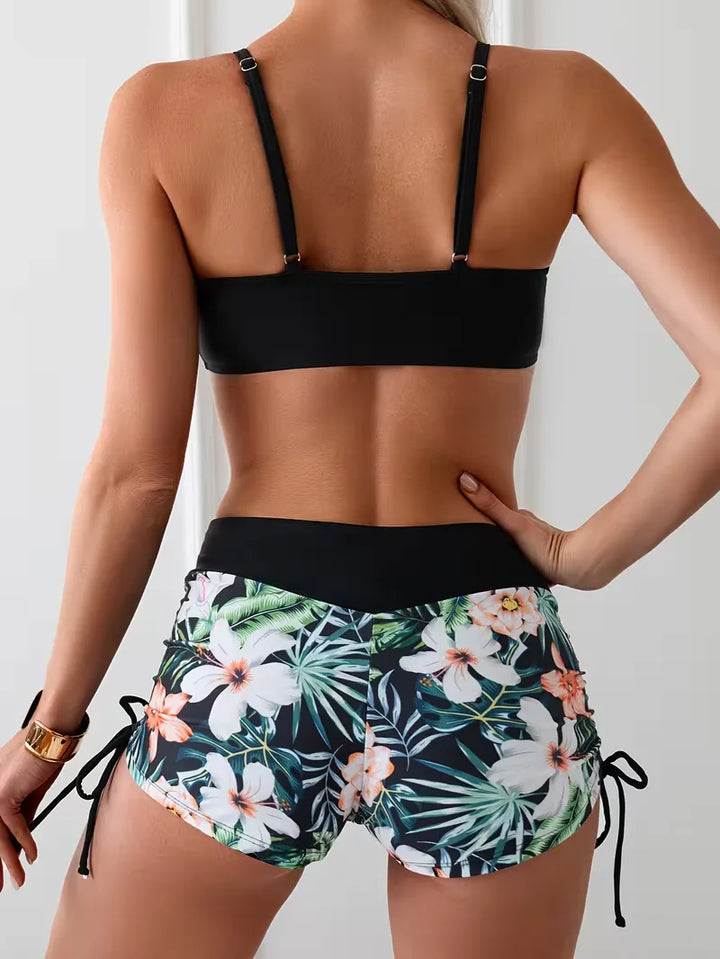 Exotische dames bikini met hoge taille en gedetailleerde tropische bloemenprint, perfect voor vakantie.