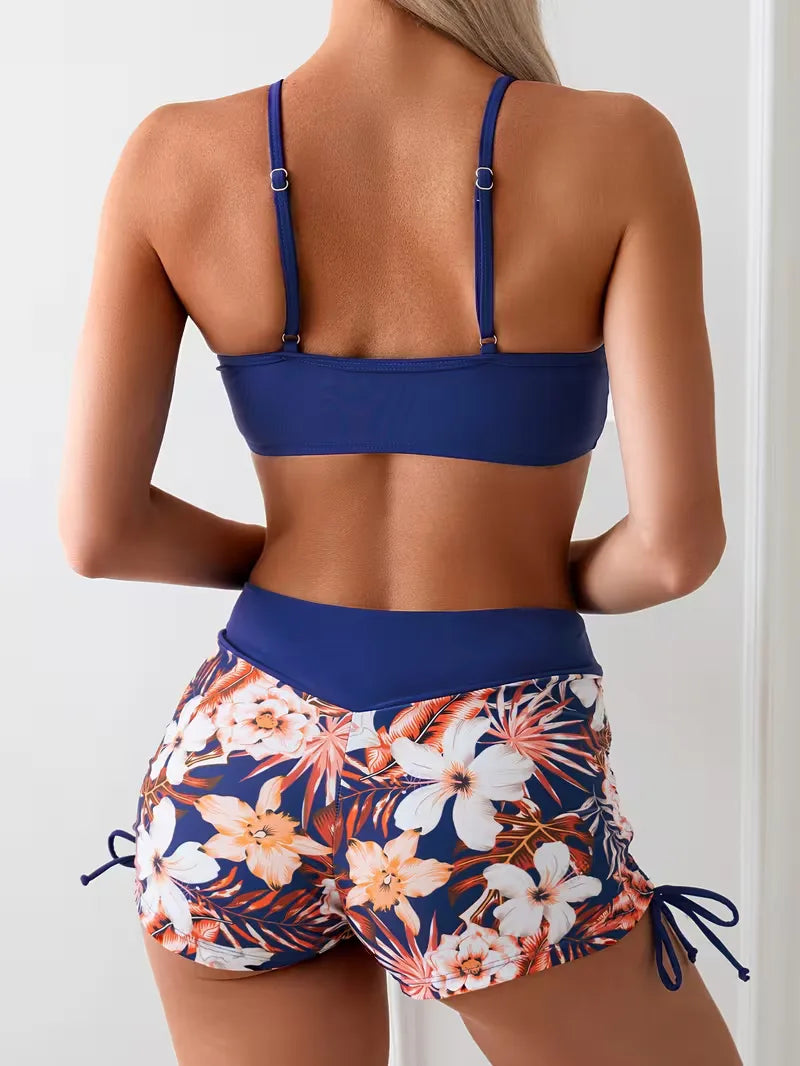 Prachtige tweedelige dames bikini met hoge taille en exclusieve tropische bloemenprint.