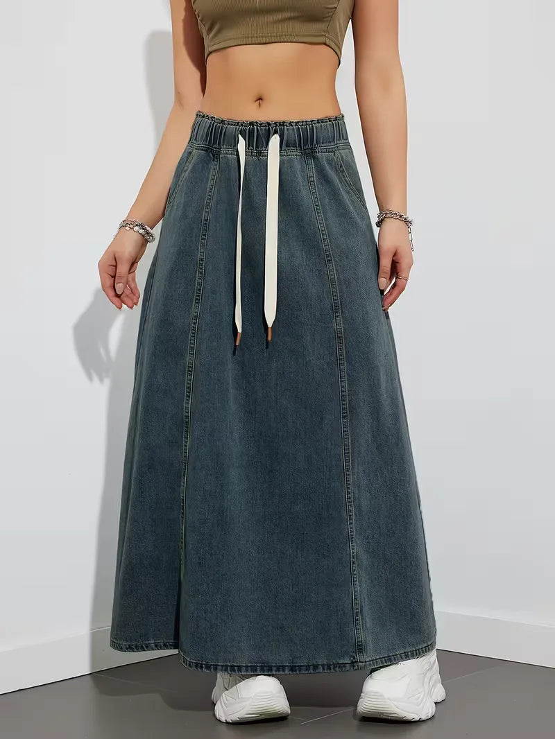 Casual dames denimrok in het blauw, met trekkoord en elastische tailleband, gestyled voor streetwear.
