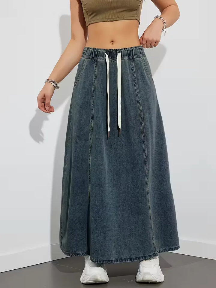 Trendy dames maxirok van denim, met comfortabele elastische tailleband en trekkoord. Ideaal voor herfstgarderobe.