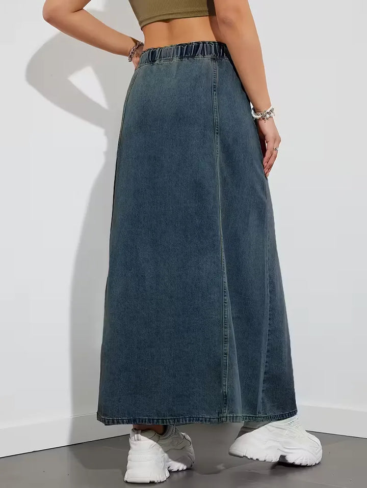Blauwe dames denimrok van zacht stretchmateriaal, met elastische tailleband en trekkoord. Comfortabele streetwear.