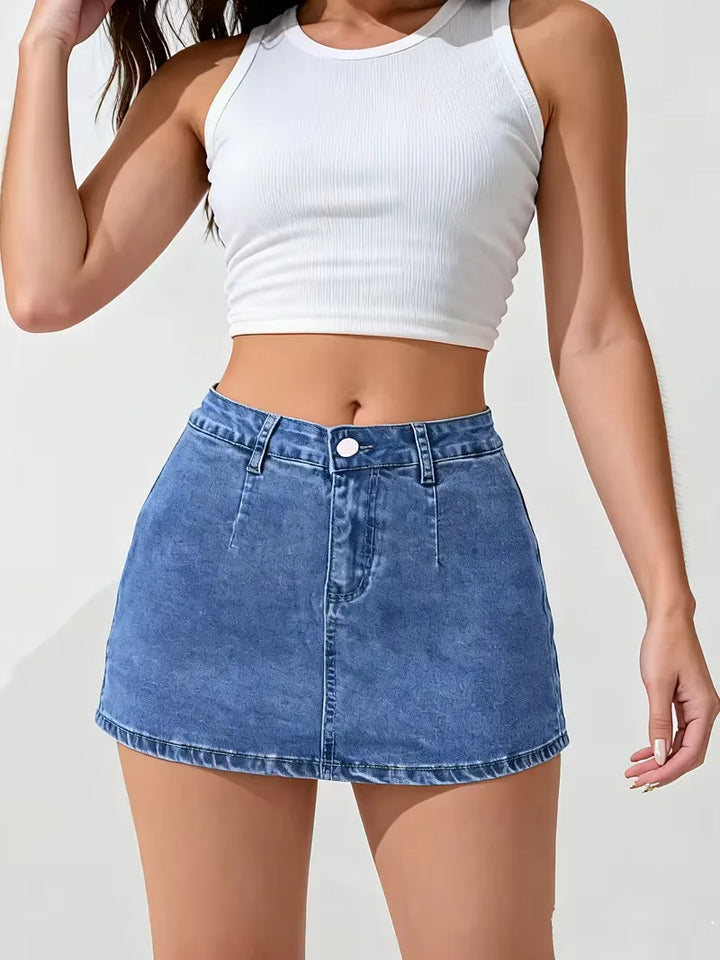 Vooraanzicht van stijlvolle dames denim minirok, hoge taille en klassiek blauw.