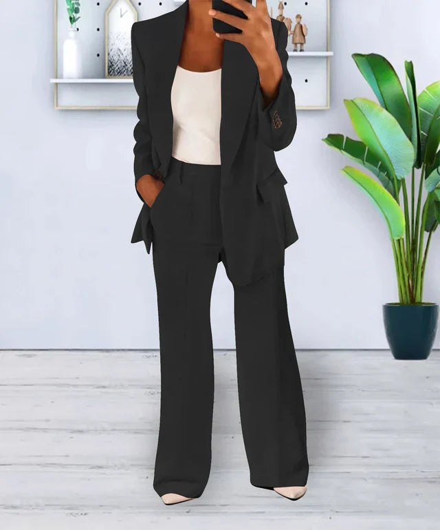 Dames blazer en broek set met oversized pasvorm. Ideaal voor zakelijke en casual chic gelegenheden.