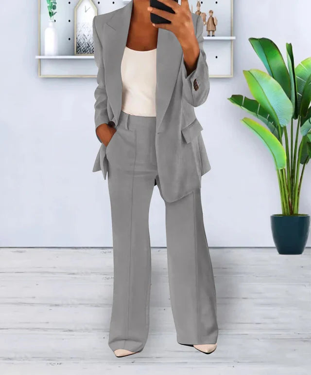 Modieuze oversized blazer en bijpassende comfortabele broek voor dames. Compleet en stijlvol.