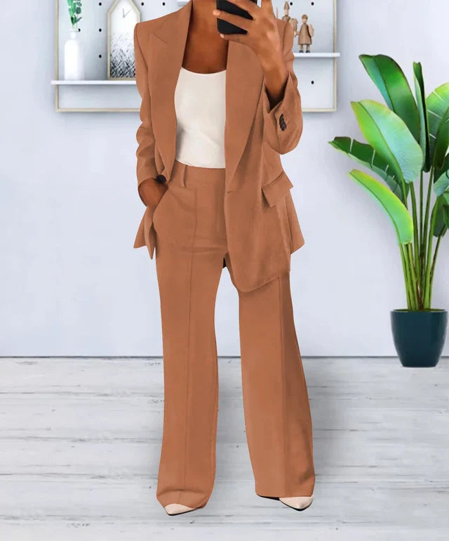 Zakelijke dames outfit: complete oversized blazer en broek set. Formeel en toch comfortabel.