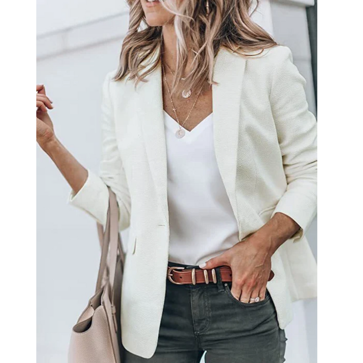 Dames blazer getailleerd, perfect voor een stijlvolle zakelijke look of elegante casual outfit.