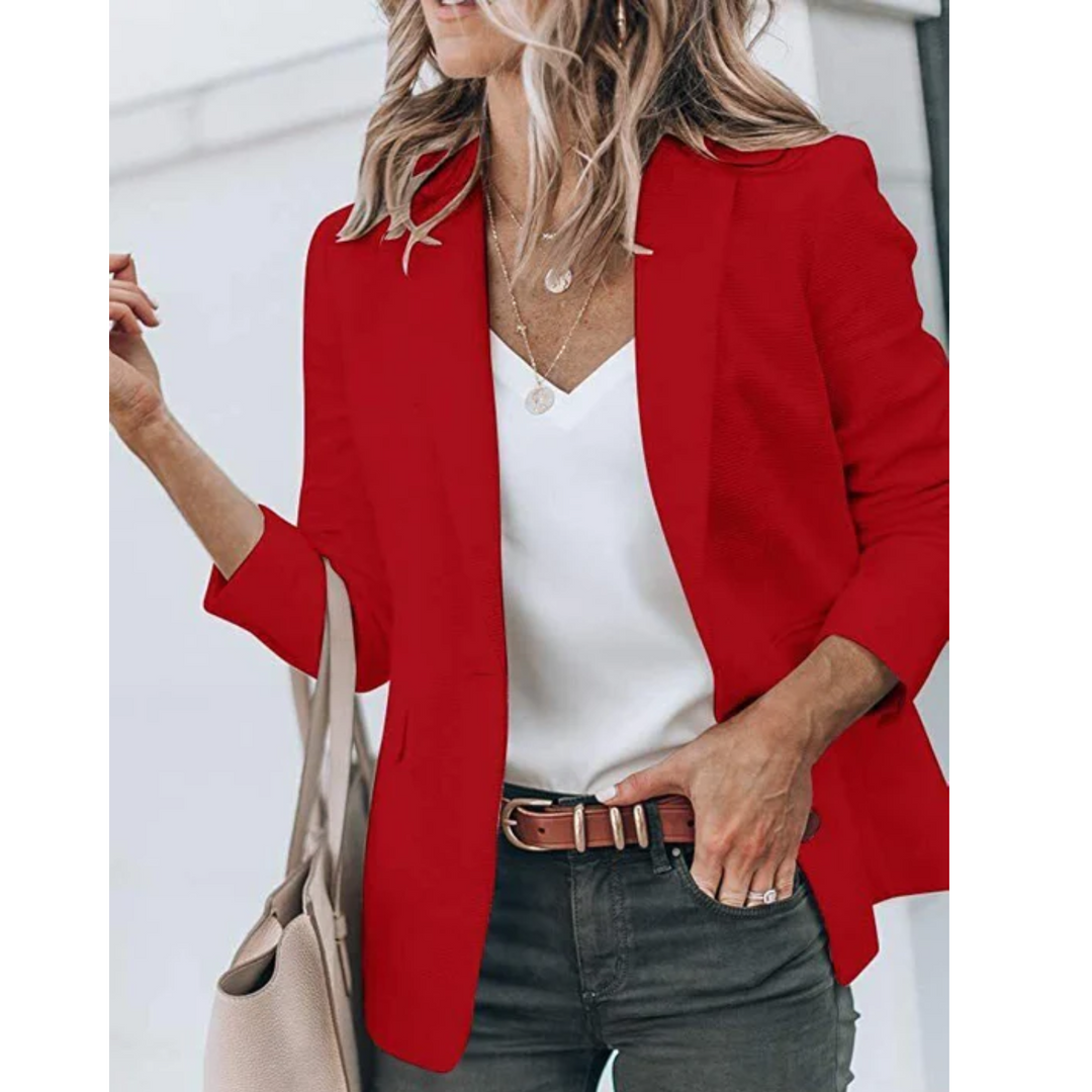 Hoogwaardige getailleerde dames blazer, toont de fijne stof en elegante afwerking van het kledingstuk.