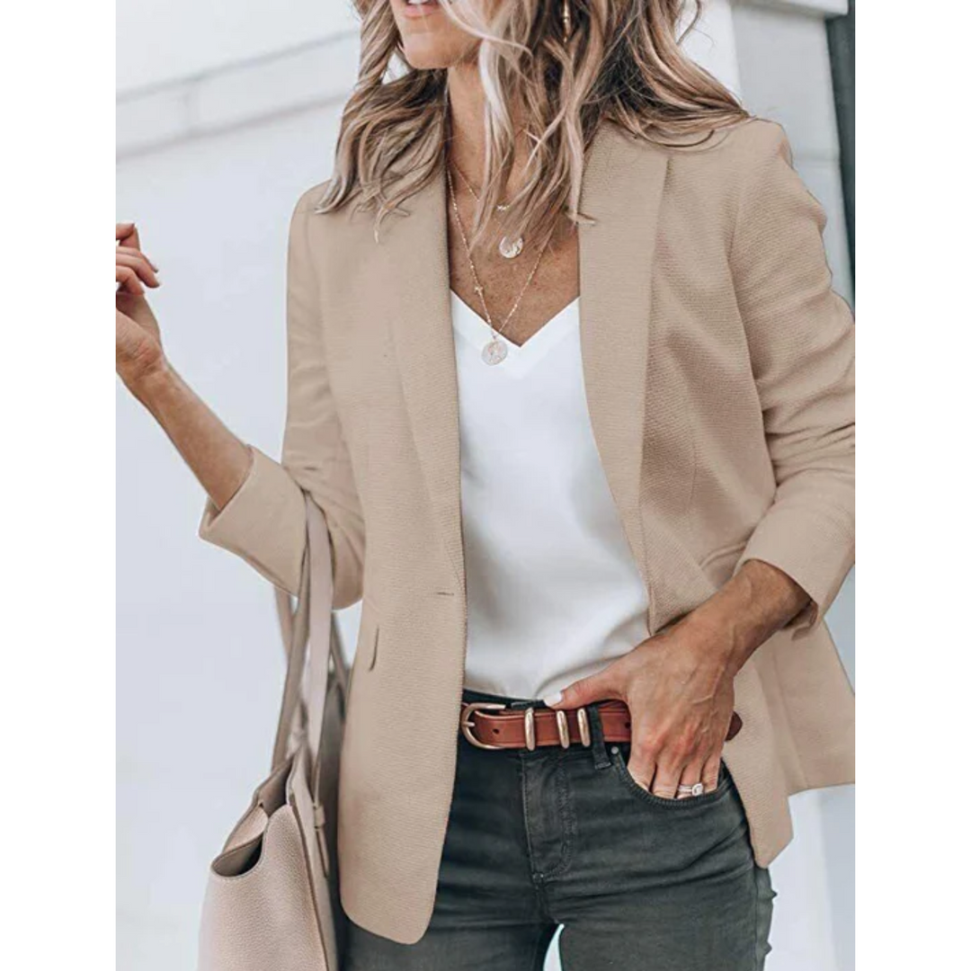 Veelzijdige dames blazer getailleerd, combineerbaar voor zowel casual chic als formele gelegenheden.
