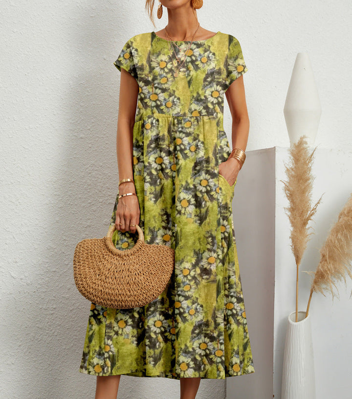 Comfortabele casual midi jurk met vrolijke bloemenprint en zakken, perfect als zomer- of strandjurk.