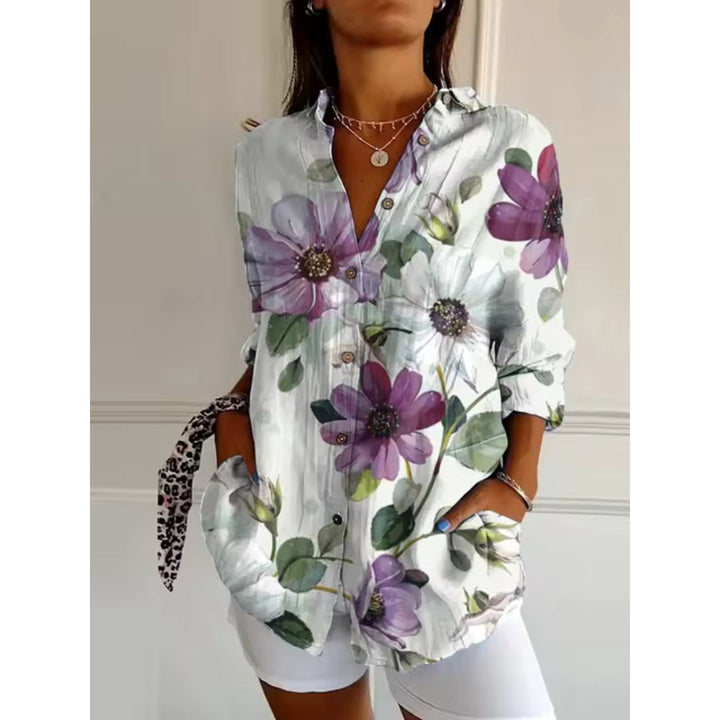 "Dames bloemenblouse met zachte print, luchtige stof en zilveren accenten, ideaal voor stijlvolle zomeroutfits."