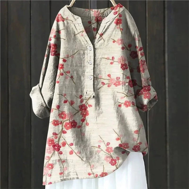 Bohochique zomerblouse met levendige bloemenprint en flatterende V-hals, ideaal voor elke gelegenheid.