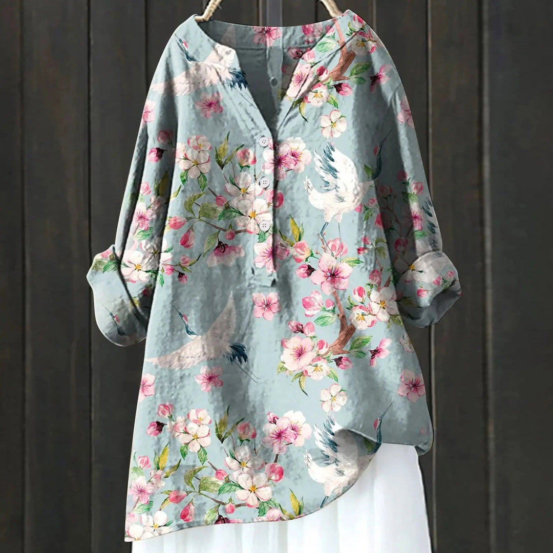 Zomerse damesblouse met kleurrijke bloemenprint, V-hals en lange mouwen, voor een frisse, elegante uitstraling.