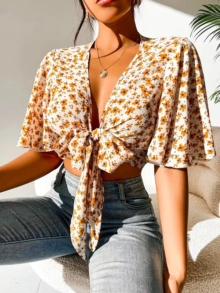 Dames bloemenprint crop top met tie-front, perfect voor zomerse dagen en een casual look.