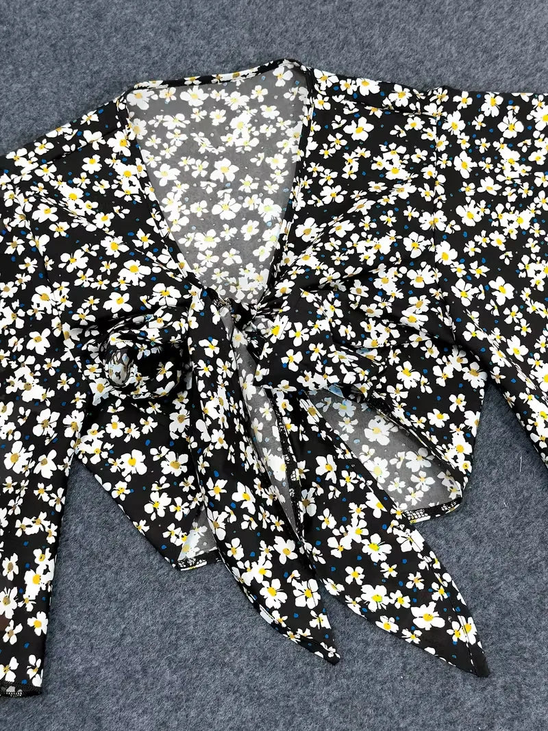 Dames bloemenprint crop top met tie-front, V-hals en korte mouwen, essentieel voor je zomergarderobe.